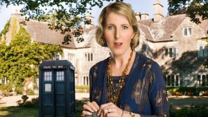 Agatha Christie in front of the TARDIS, as played by Fenella Woolgar in the Dr Who episode The Unicorn and The Wasp.