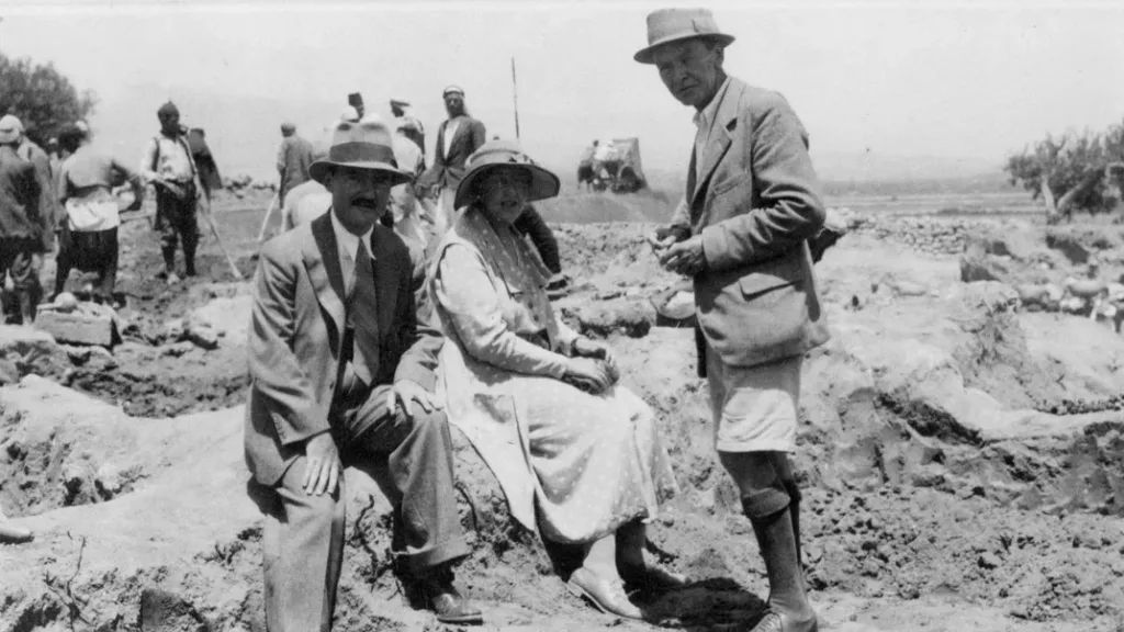 Agatha Christie (middle) with Max Mallowan and Leonard Woolley at the ruins of Ur in 1931