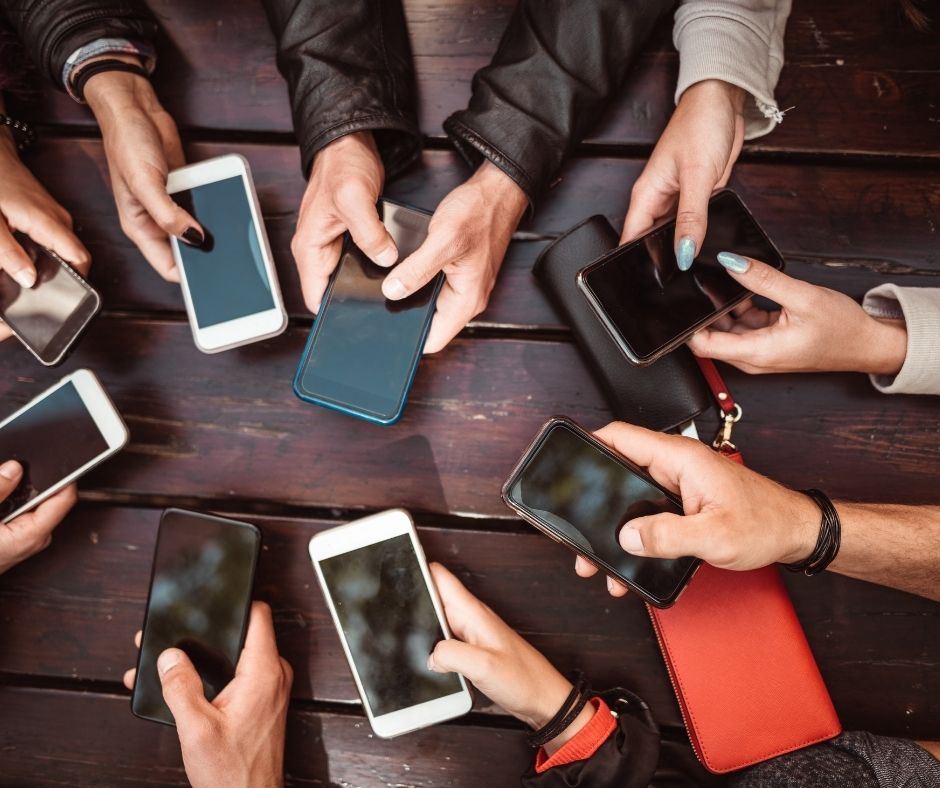 hands, wood, cell phones, fingers